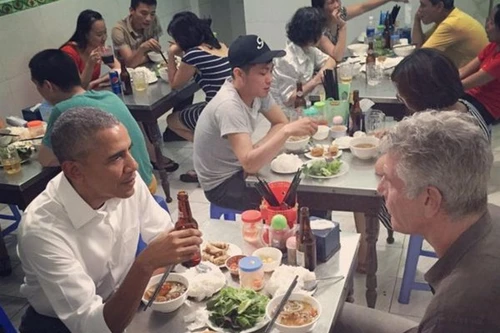 Đầu bếp Mỹ "phục sát đất" kỹ năng cầm đũa dùng bún chả Hà Nội của ông Obama