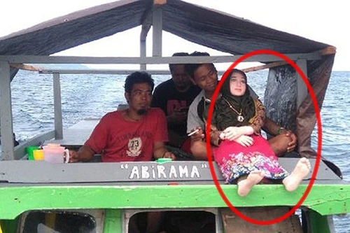 Vớt được búp bê tình dục trên biển, tưởng... thần tiên giáng trần