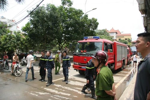 Ô tô bốc cháy, lan sang xe máy