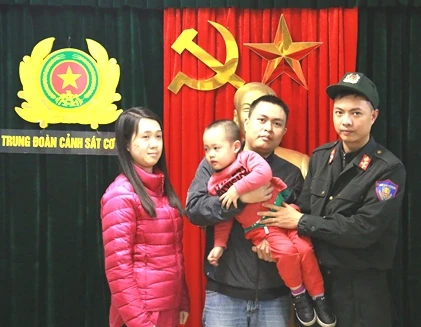 Giao bé trai bị lạc ở phố đi bộ hồ Hoàn Kiếm cho gia đình