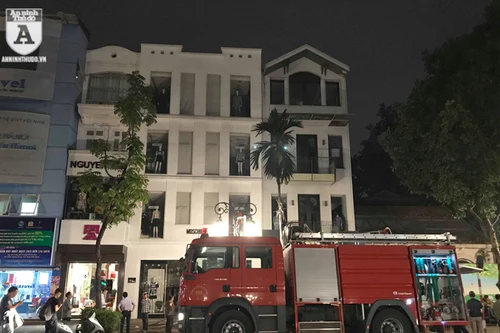 Cảnh sát PCCC dập tắt đám cháy tại cửa hàng thời trang ở Hà Nội chỉ sau 10 phút