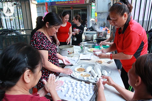 Xem người Hà Nội làm bánh trôi, bánh chay trong Tết Hàn thực