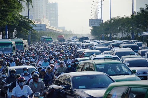 Xe container húc dải phân cách, cầu Sài Gòn tê liệt nhiều giờ