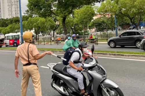 Cố tình bỏ chạy khi Cảnh sát giao thông yêu cầu dừng xe bị xử lý ra sao?