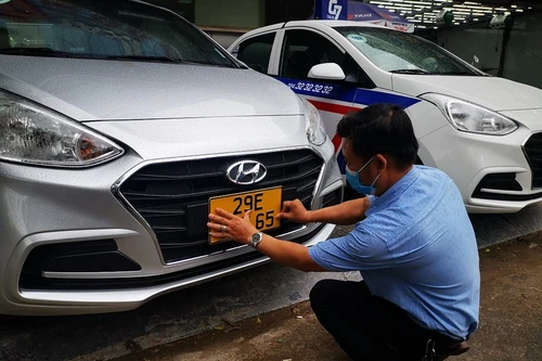 Có được giữ biển số xe đẹp nếu đổi màu biển từ trắng sang vàng?