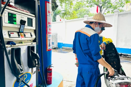 Cây xăng, bãi trông giữ xe từ chối thanh toán bằng chuyển khoản có phạm pháp?