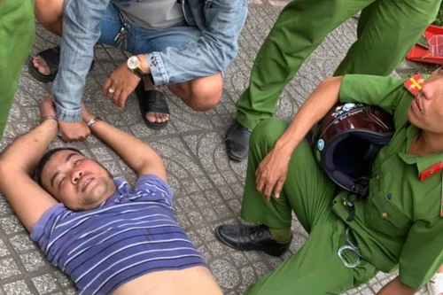 Kẻ cướp ô tô tông hàng loạt xe bị Cảnh sát nổ súng khống chế có thể đối diện hình phạt nào?