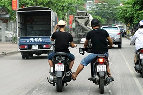 Mới nhất: Dùng xe máy để kéo, đẩy xe khác đi trên đường có vi phạm luật?