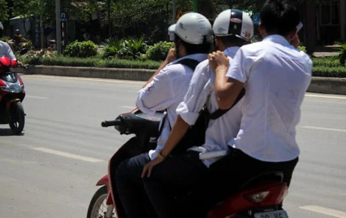 Quy định mới nhất về tín hiệu đèn giao thông, trường hợp được chở 3 người trên xe máy 