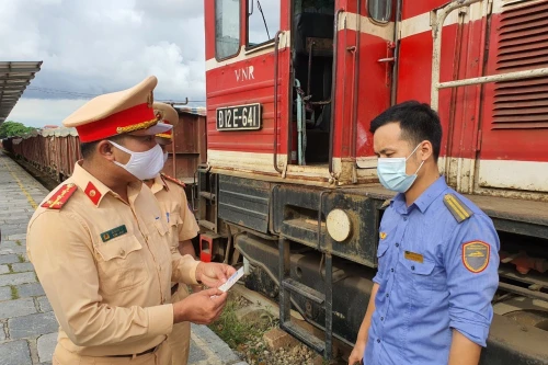 Đề xuất bổ sung hàng loạt quyền hạn của CSGT ở lĩnh vực giao thông đường sắt 