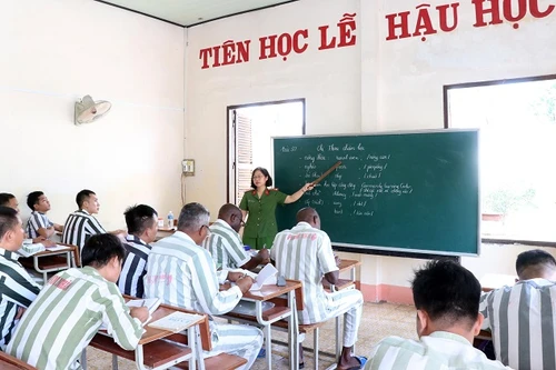 Quy định mới nhất về chế độ tiền lương với cán bộ giảng dạy phạm nhân