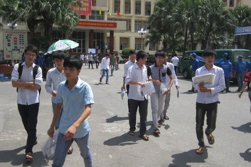 Gần 1 triệu thí sinh làm bài thi môn đầu tiên 