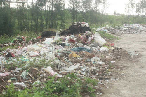 Người dân sống chung với rác, chính quyền "bó tay"?