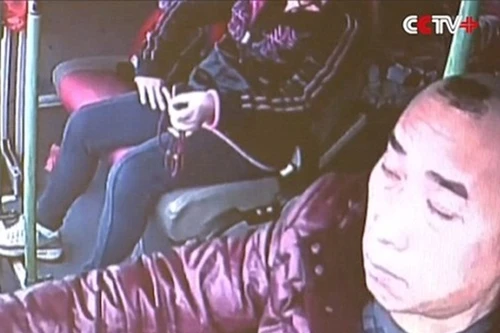 Video tài xế xe bus ngủ gật gây tai nạn thảm khốc trên cao tốc