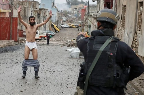 Dân thường Iraq cởi quần áo chứng minh không ôm bom tự sát 