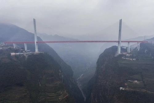 Trung Quốc khánh thành cây cầu cao ngang tòa nhà 200 tầng