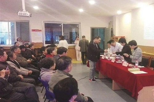 Được tặng phiếu mua hàng, con cái đổ xô thăm cha mẹ tại nhà dưỡng lão