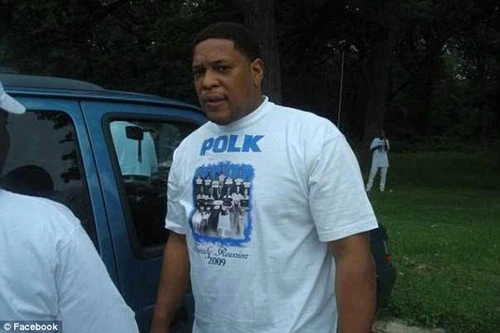 Đi thăm con trai, ông bố vô tình bị giam luôn trong tù