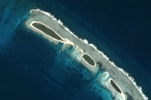 Bão phá hủy công trình Trung Quốc bồi đắp phi pháp ở Hoàng Sa