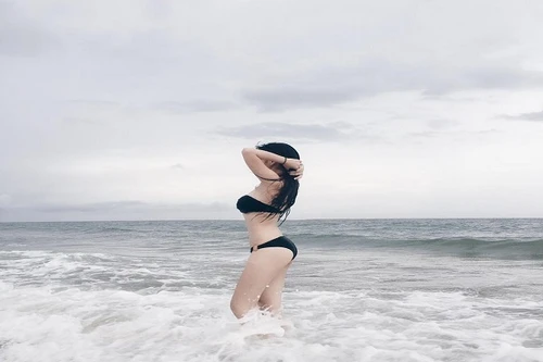 Bị đình chỉ công tác vì chụp ảnh khỏa thân 