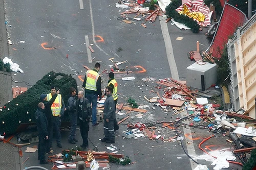 Nghi phạm vụ đâm xe đẫm máu ở Berlin vẫn đang lẩn trốn