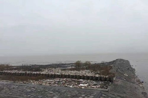 Núi rác thải "nhấn chìm" đảo ở Trung Quốc