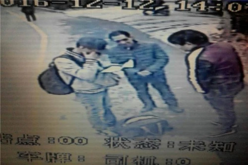 Con trai bật khóc khi đọc thư của mẹ