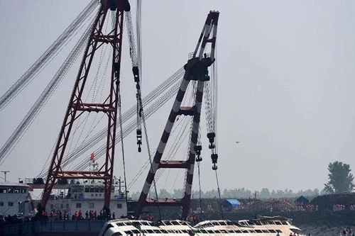 Tàu chìm ở Trung Quốc được lật thẳng, không còn ai sống sót