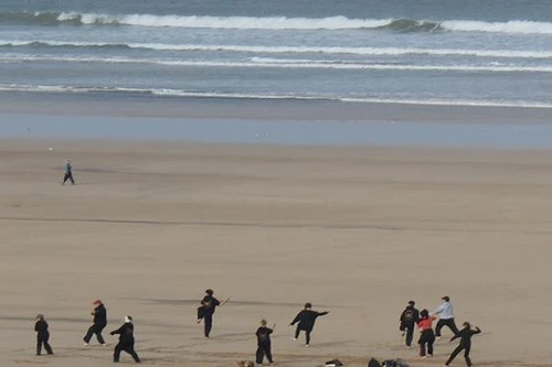 11 nữ vận động viên Maroc bị sóng biển cuốn trôi