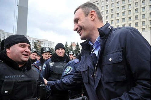 “Cò bộ trưởng” kiếm bộn tiền ở Ukraine