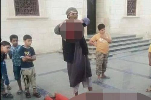 IS chặt đầu một lính Lybia để … giáo dục trẻ em