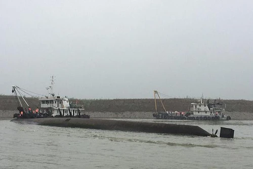 Trung Quốc triển khai trực thăng và người nhái hải quân cứu hộ vụ tàu chìm