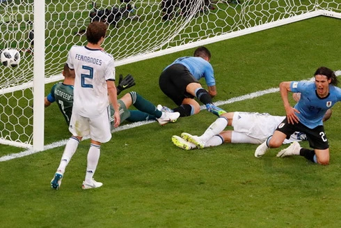 [ẢNH] "Gấu trắng" Nga lộ rõ nguyên hình chỉ là "gấu bông"