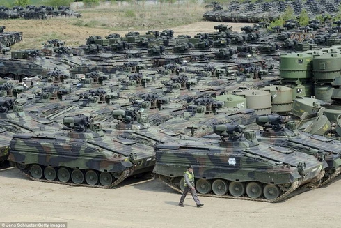 [ẢNH] Choáng ngợp trước những "nghĩa địa xe tăng" quy mô cực lớn của NATO