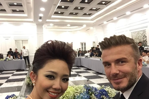 Beckham đánh lẻ chụp ảnh “tự sướng” với Tóc Tiên