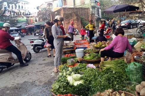 Chợ sớm đầu năm, rau củ quả đắt gấp đôi ngày thường