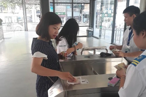 Buýt nhanh BRT Hà Nội chính thức dùng vé điện tử