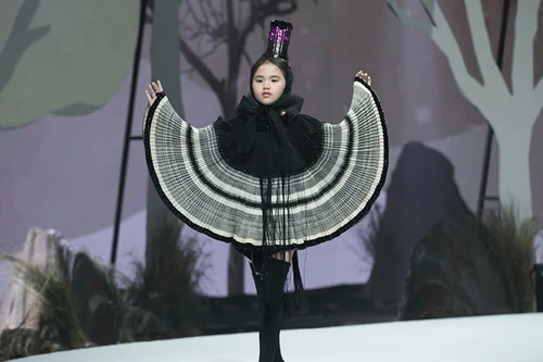 Minh Thảo hóa thân “Chim Thiên đường” trong bộ sưu tập nhí của Vũ Việt Hà