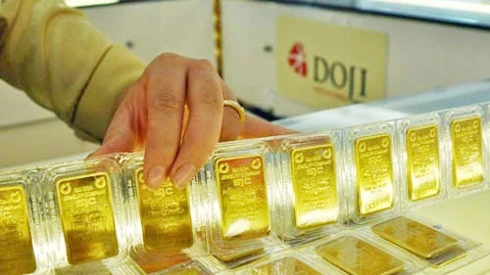 Giá vàng lao dốc mất hơn 600.000 đồng mỗi lượng