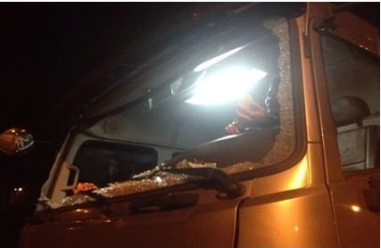 Cao tốc Nội Bài- Lào Cai: Xe tải đang chạy 100km/h bị ném đã vỡ tan kính