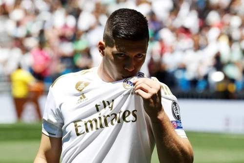 [ẢNH] Real Madrid ra mắt tân binh đắt giá đầu tiên trong mùa hè