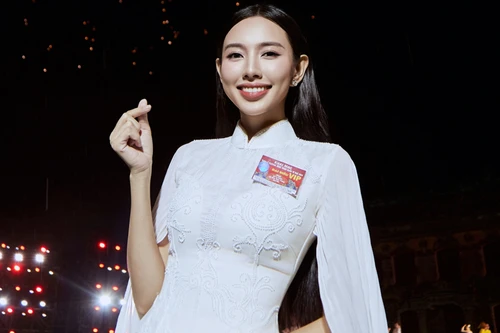 Thùy Tiên nổi bật với trang phục áo dài tại lễ khai mạc Festival Huế 2024