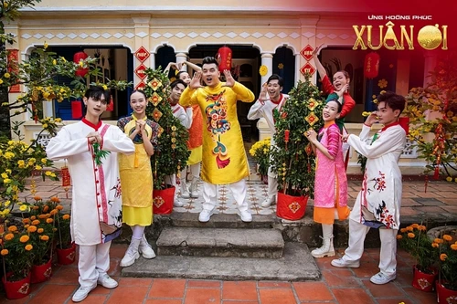 Ưng Hoàng Phúc khoe vũ đạo trong MV Tết "Xuân ơi"