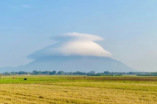 Xuất hiện mũ mây tại núi Bà Đen, người dân Nam bộ "sốt xình xịch" về Tây Ninh săn mây và trốn nóng