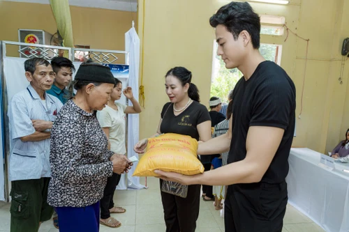 Á quân "Mister Vietnam" Nguyễn Phúc Lộc chia sẻ cùng bà con bị bão lũ tại Yên Bái