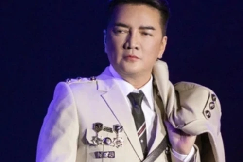 Đàm Vĩnh Hưng phân trần về "trang phục lạ" trên Facebook cá nhân không có tích xanh