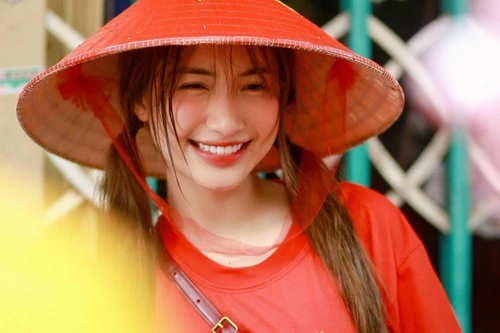 Hòa Minzy xác nhận thông tin muốn nhận nuôi bé gái 6 tuổi mồ côi ở Làng Nủ