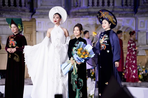 Nhà thiết kế Quyên Nguyễn gây ấn tượng với bộ sưu tập áo dài "Bản giao hưởng"