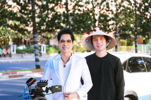 Ngọc Sơn lái xe mui trần, đọc Rap, kể chuyện tình yêu