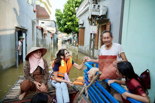 Tổ chức sắc đẹp quốc tế "Miss Cosmo" trao tặng 600 triệu đồng hỗ trợ người dân miền Bắc khắc phục hậu quả bão lũ